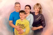 Семейный портрет Под масло из четырёх человек: мама, папа, сын и дочь изображены на нейтральном светлом фоне, художник Анастасия 