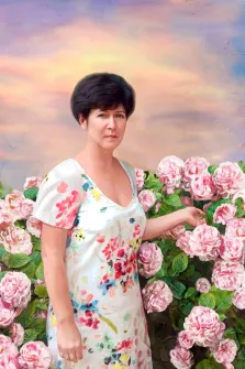 Портрет женщины брюнетки в белом узорчатом платье и с короткой стрижкой выполнен Под масло на фоне цветов, художник Юлия 