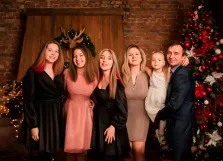 Семейный портрет из шести человек под масло: три девушки, одна девочка, женщина и мужчина стоят в гостиной на фоне новогодней ёлки, художник Софья