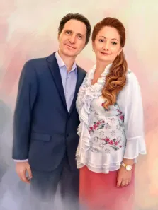 На портрете Под масло изображена пара: кареглазый мужчина в синем классическом костюме с голубой рубашкой и русоволосая женщина в белой блузке и в красной юбке и с часами на запястье, художник Анастасия 