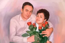 Парный портрет Под масло на нейтральном светлом фоне, кареглазый  мужчина в белой классической рубашке обнимает девушку с короткой стрижкой и с букетом цветов в руках, художник Анастасия 