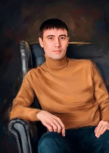 Мужской портрет маслом, кареглазый мужчина в бежевой водолазке сидит на чёрном кожаном кресле на тёмном фоне, художник Александра 