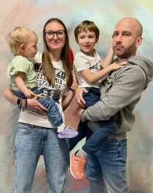 Семейный портрет из четырёх человек выполнен Под масло, длинноволосая женщина в очках, лысый мужчина с голубыми глазами, оба человека держат детей на руках, художник Александра 