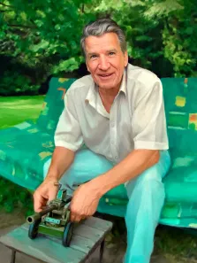 Мужской портрет Под масло, мужчина в белой рубашке с короткими рукавами сидит на природе с моделью танка на столе, художник Анастасия 