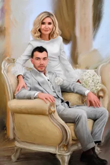 Парный свадебный портрет Под масло, кареглазая девушка со светлыми волосами, в белом платье и с букетом цветов в руке обнимает мужчину в сером классическом костюме, мужчина сидит в белом кресле, художник Александра 