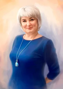 Женский портрет Под масло: кареглазая женщина с короткими светлыми волосами, в синем платье и с кулоном на шее, художник Анастасия 