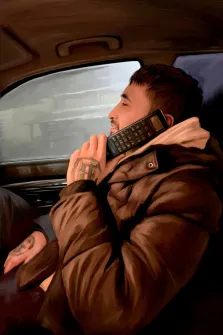 Мужской портрет Под масло, молодой человек с татуировками на руках сидит в машине и говорит по телефону, в картине преобладают коричневые оттенки, художник Софья 