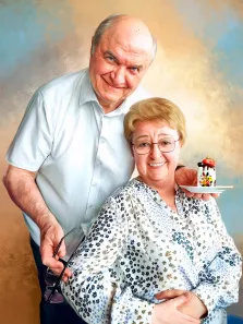 Портрет пожилой пары Под масло, мужчина в белой рубашке с короткими рукавами держит блюдце с куском торта и женщина в очках и в светлой блузке сидит рядом, художник Лариса