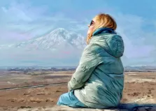 Женский портрет Под масло, девушка в пуховике оливкового цвета и в солнцезащитных очках сидит на фоне горы, художник Александра 