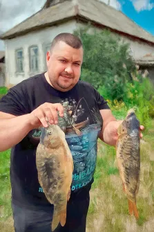Мужской портрет Под масло, мужчина рыбак с уловом из двух крупных рыб, на фоне деревенский дом, художник Юлия 