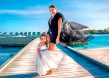 Семейный портрет Под масло: девушка в синем блестящем платье стоит с дочкой в белом платье на пристани, художник Ольга