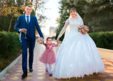 Семейный портрет Под масло: молодой человек и девушка в свадебных нарядах держат за руки дочку в розовом платье, художник Евгений