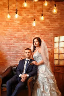 Парный свадебный портрет Под масло, молодой человек в синем классическом костюме сидит в кресле, а девушка в свадебном белом платье обнимает его за плечи, художник Александра 