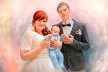 Семейный портрет Под масло, рыжеволосая девушка в белом платье держит младенца в голубом костюме, рядом стоит молодой человек в сером пиджаке и в белой рубашке с бабочкой, художник Анастасия 