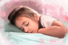 Детский портрет Под масло, русоволосая девочка в белой футболке лежит с закрытыми глазами, художник Софья 