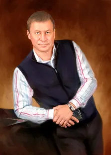 Мужской портрет Под масло на нейтральном однотонном фоне, мужчина в синей жилетке и в полосатой светлой рубашке, художник Анастасия 