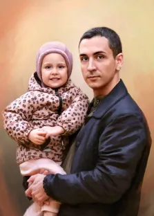 Семейный портрет Под масло: мужчина в тёмном пиджаке держит на руках дочку, художник Софья 