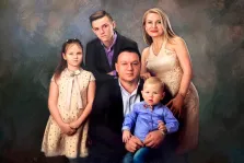 Семейный портрет из пяти человек исполнен Под масло: у мужчины на коленках сидит маленький сын, рядом стоят жена, дочь и старший сын, художник Александра 