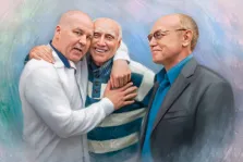 Мужской портрет Под масло, трое мужчин в возрасте обнимаются на светлом нейтральном фоне, художник Анастасия 