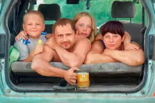 Семья из четырёх человек лежит в машине с открытым багажником, портрет Под масло, художник Юлия 