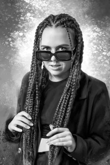 Портрет девушки в очках и с экзотической причёской написан Под масло в чёрно-белых тонах, художник Лариса