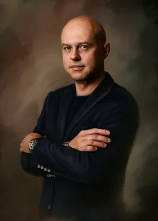 Портрет лысого мужчины в деловом костюме на тёмном фоне стилизован Под масло, художник Павел 