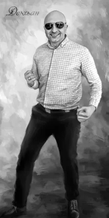 Улыбающийся лысый мужчина в солнцезащитных очках, в клетчатой рубашке и в брюках, портрет написан Под масло в чёрно-белых тонах, художник Анастасия 