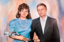 Парный портрет Под масло на светлом фоне: женщина с кудрявыми волосами и в голубом платье и мужчина в классическом чёрном костюме с белой рубашкой, художник Александра 