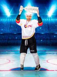 Мужской портрет Под масло, хоккеист держит над собой кубок, художник Мария 