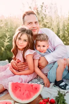 Семейный портрет из трёх человек Под масло: отец с дочкой и сыном на пикнике, художник Софья 
