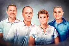 Семейный портрет из четырёх человек на нейтральном синем фоне выполнен в стиле Под масло, художник Мария 