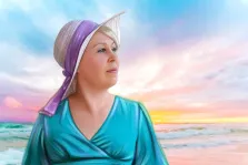 Портрет женщины в голубом платье и соломенной шляпе на фоне моря, картина выполнена Под масло, художник Виктория 