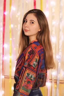 Портрет русоволосой девушки в цветной рубашке выполнен в стиле Под масло, художник Софья 