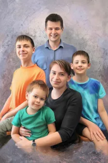 Семейный портрет из пяти человек на нейтральном фоне в стиле Под масло, художник Александра 