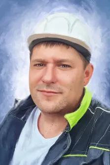 Портрет мужчины в белой каске на голубом фоне выполнен Под масло, художник Юлия 