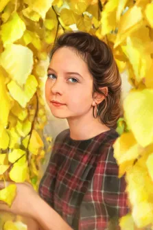 Портрет голубоглазой девушки с русыми волосами на фоне жёлтой листвы написан Под масло, художник Анастасия 