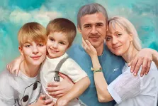 Портрет семьи из четырёх человек выполнен в стиле Под масло на голубом фоне, художник Юлия 