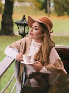 Портрет девушки в парке с чашкой кофе, девушка сидит на скамейке, стиль Под масло, художник Софья 