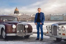 Портрет мужчины в классическом костюме на фоне Петербурга, рядом стоят две машины марки "Rolls Royse", стиль Под масло, художник Анастасия 