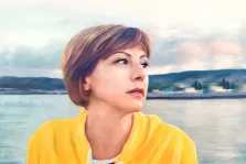 Портрет девушки с короткой стрижкой в жёлтой кофте на фоне озера в стиле Под масло, художник Артём