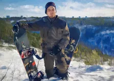 Портрет молодого человека со сноубордами на горе в стиле Под масло, художник Юлия 
