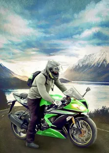 Портрет мужчины на спортивном мотоцикле на фоне гор в стиле Под масло, художник Павел 