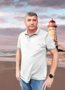 Портрет мужчины в белой поло рубашке на фоне моря и маяка в стиле Под масло, художник Виктория 