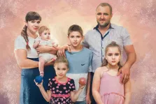 Портрет семьи из шести человек Под масло: мать, отец, сын и три дочки на нейтральном фоне, художник Юлия 