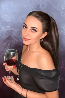 Девушка с серыми глазами, в чёрном платье и с бокалом вина, картина Под масло, художник Виктория 