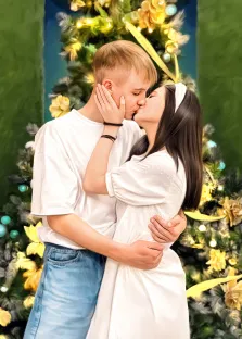 Молодая пара целуется на фоне новогодней ёлки, стиль Под масло, художник Мария 