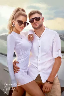 Пара в солнцезащитных очках, девушка в белом платье, молодой человек в белой классической рубашке, картина Под масло, художник Софья 