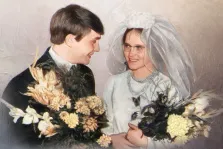 Парный свадебный портрет в стиле Под масло на нейтральном фоне, пара смотрит друг на друга, в руках букеты, художник Виктория 