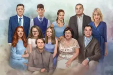 Портрет большой семьи на 11 человек в стиле Под масло на нейтральном фоне, художник Анастасия 