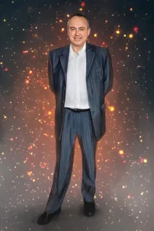 Портрет мужчины в классическом сером костюме в полоску на абстрактном фоне с прорисовкой Под масло, художник Анастасия 